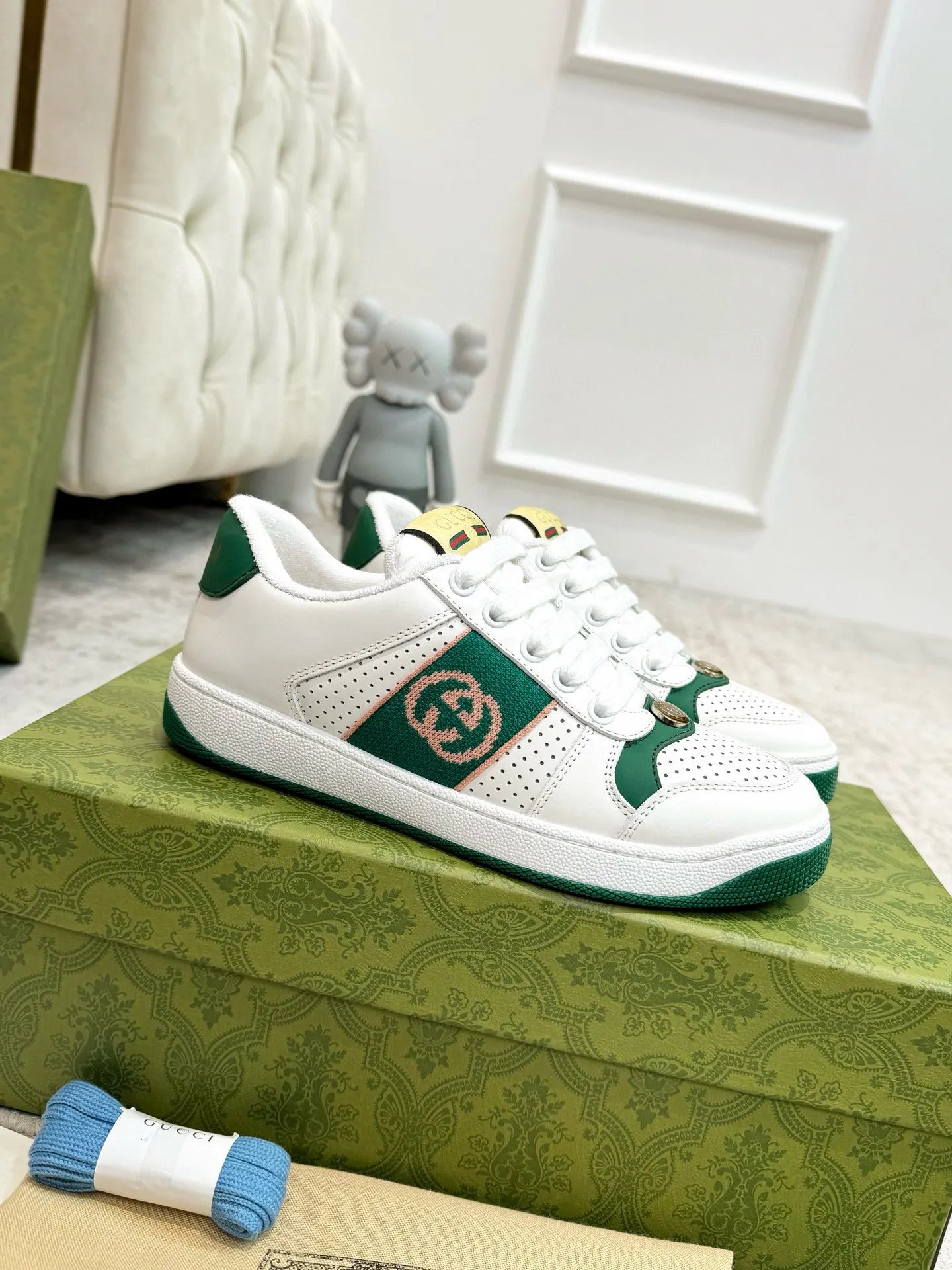 Ex-factory price: 540💰 GUCCI Gucci's newly upgraded back cover lining, top-notch old dirty shoes, classic casual sports shoes for couples, retro sneakers and old G family dirty shoes, updated at the counter simultaneously! ①The shoe upper has the same water-based edge coating process as the original version⚠️The ordinary oil edges on the market have a strong glue feel and are easy to fall off! Grade A first-layer nubuck leather (with pores)/matching computer embroidered double G cloth, high-density terry velvet lining. ② A PVC transparent small round mark sealing line is added to the details of the midsole. The mold is opened six times and the jewelry craftsmanship is used to customize the two-color double G buckle, striving to be the same as the original version. A pair of buttons is more than three times more expensive than ordinary buckles on the market. ③An old two-color washable label, the chip is placed on the outer waist of the right foot, the entire shoe is completely hollowed out with rubber technology, TUP material (rubber to distinguish the market) with the latest green packaging from the counter, 3D printed handbag, and a pair of shoelaces. There is no pressure when entering and exiting the counter. You can buy a 1:1 accurate replica of the original version and modify and upgrade it repeatedly. The details are perfectly restored, the materials are all customized, and they are truly top-notch. Please look at the details clearly to identify the quality. Upper: First-layer frosted cowhide/embroidered double G cloth. Lining: original high-density velvet lining. Foot pads: original pearlescent sheepskin. Outsole: private molded vacuum TPU material. Packaging: original top-grade full set packaging at the counter. Shoe size: women's size 35-40, men's size 39-44 (men's size 38, 45🉑️customized, non-returnable)